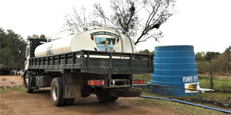 Acarrean agua en Irala Fernández para mitigar sequía
