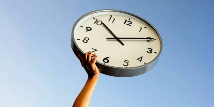 Desde esta medianoche rige un nuevo horario, a modificar los relojes