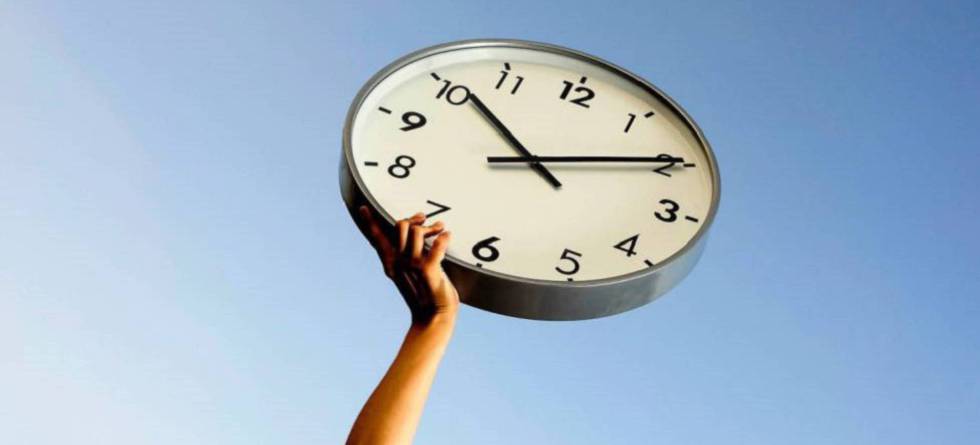 Desde esta medianoche rige un nuevo horario, a modificar los relojes