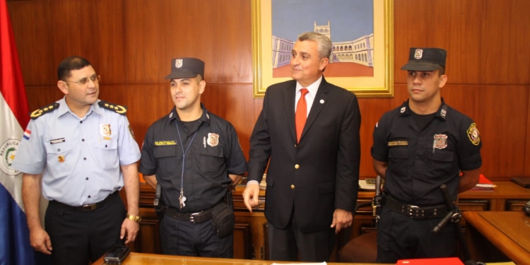 Policías son reconocidos por labor heroica ante raudal del fin de semana