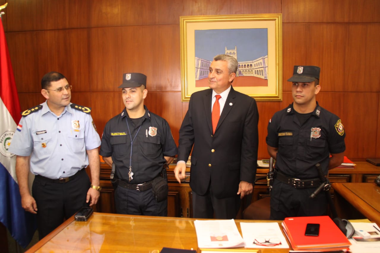 Policías son reconocidos por labor heroica ante raudal del fin de semana