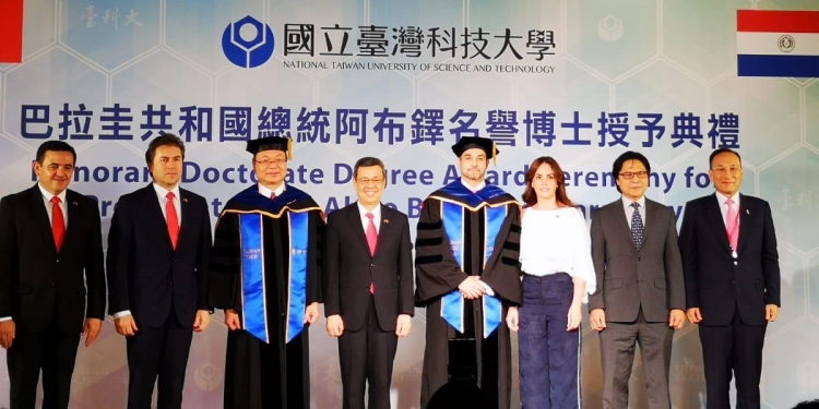 Mario Abdo recibe título de Doctor Honoris Causa en Taiwán