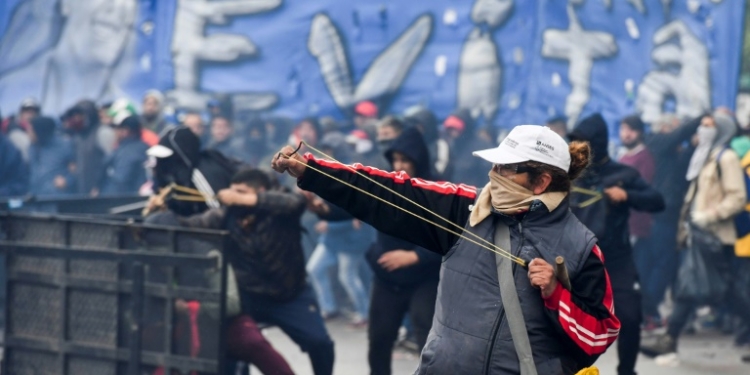 Congreso argentino debate presupuesto de austeridad y estallan disturbios