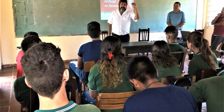 Alumnos aprenden sobre inseminación artificial