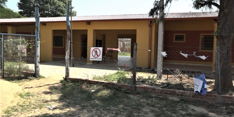 Alumnos del Liceo 25 Leguas toman colegio a media construcción