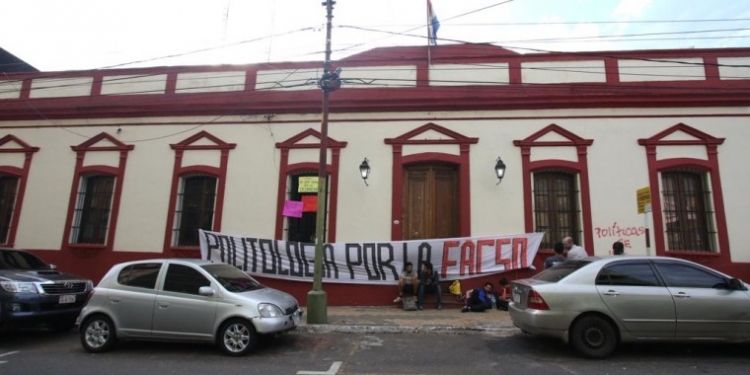 Estudiantes toman institución y exigen desanexión de la Facultad de Derecho de la UNA