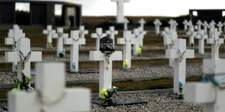 Ascienden a 101 los cuerpos identificados de soldados argentinos en Malvinas