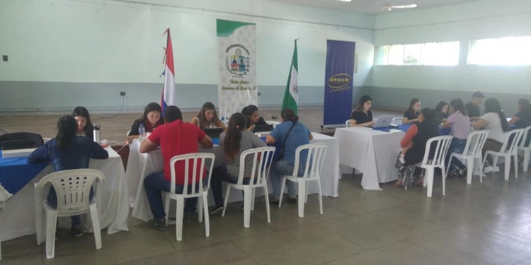 Unos 400 jóvenes asistieron a la feria de empleo de Villa Hayes