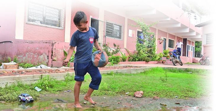 Crecida empuja a escuelas a terminar exámenes finales antes de lo previsto Crecida empuja a escuelas a terminar exámenes finales antes de lo previsto