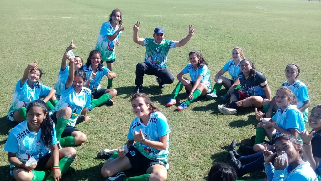 Niñas de Boquerón participan de un campeonato nacional de fútbol de campo Niñas de Boquerón participan de un campeonato nacional de fútbol de campo