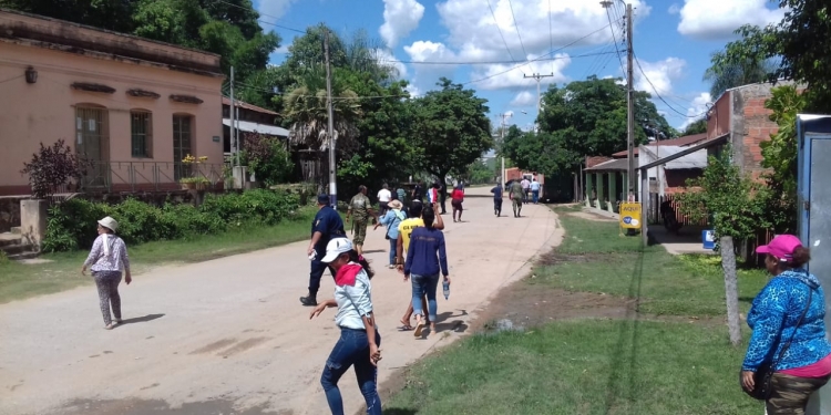 Fuerte Olimpo: Ciudadanos indignados escrachan a Concejales Municipales Fuerte Olimpo: Ciudadanos indignados escrachan a Concejales Municipales
