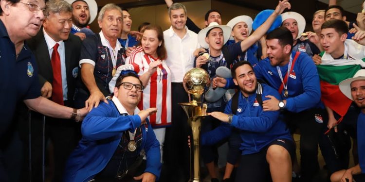 Mario Abdo recibió a los campeones del mundo de fútbol de salón Mario Abdo recibió a los campeones del mundo de fútbol de salón
