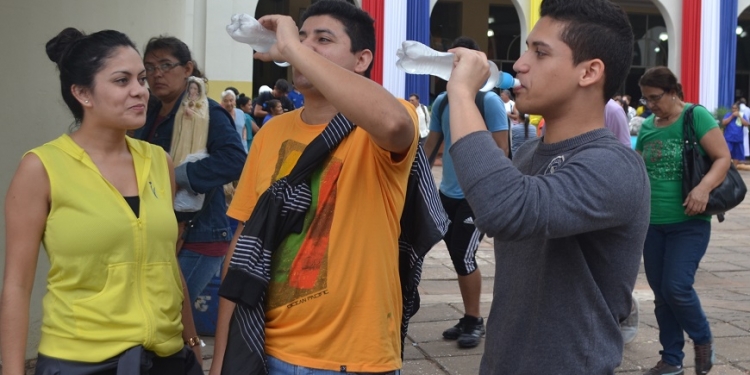Tomá abundante agua en días calurosos Tomá abundante agua en días calurosos