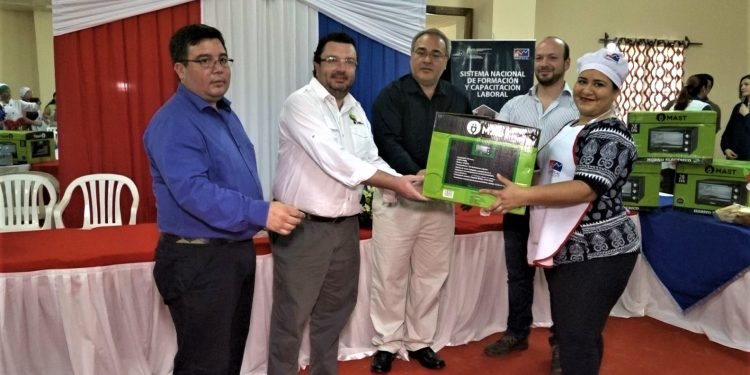 Filadelfia: 26 nuevas emprendedoras recibieron un horno para iniciar su negocio propio