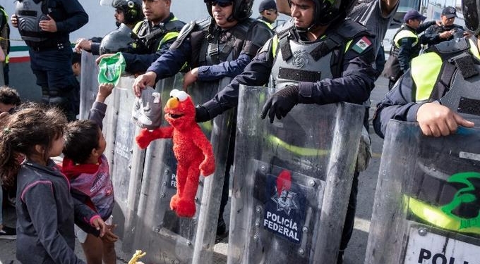EEUU y caravana migrante hacen demostraciones de fuerza en frontera con México EEUU y caravana migrante hacen demostraciones de fuerza en frontera con México