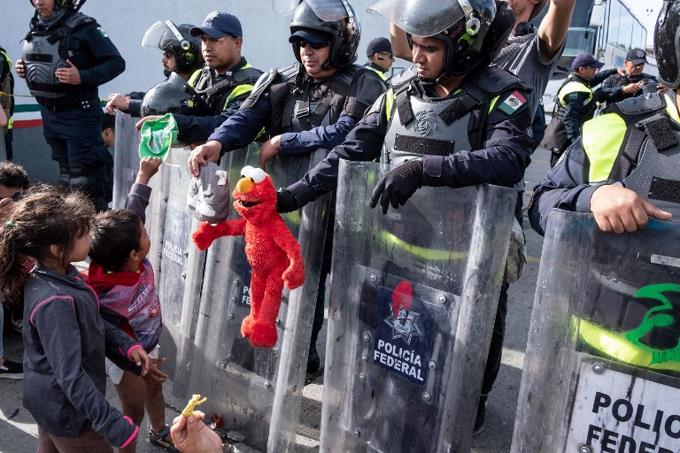 EEUU y caravana migrante hacen demostraciones de fuerza en frontera con México