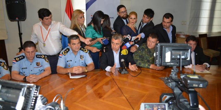 Gobierno exhibe video de miembros del EPP ejecutando a una persona