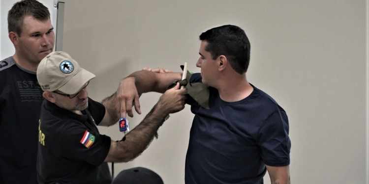 Bomberos y policías del Chaco reciben capacitación sobre medicina táctica