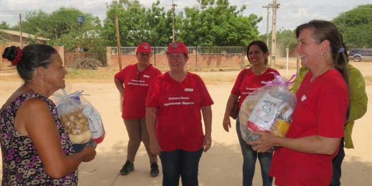 Mujeres voluntarias entregan kits de alimentos navideños en Boquerón
