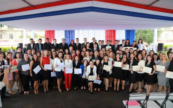 Becal entrega 98 nuevas becas de estudio para los mejores centros académicos del exterior Becal entrega 98 nuevas becas de estudio para los mejores centros académicos del exterior