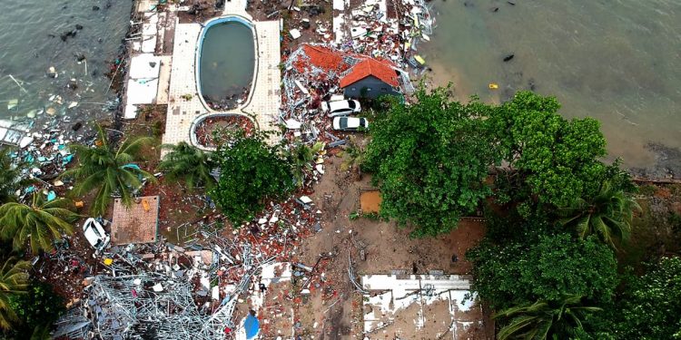 Más de 220 muertos por un tsunami “volcánico” en Indonesia