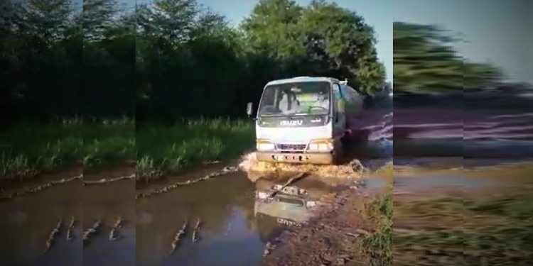 Chaco: Productores de leche sortean caminos inundados para sacar su producción