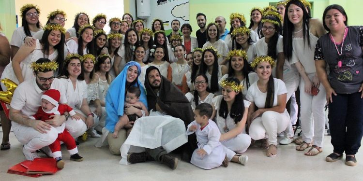 Médicos sorprenden a niños con una emotiva serenata navideña Médicos sorprenden a niños con una emotiva serenata navideña