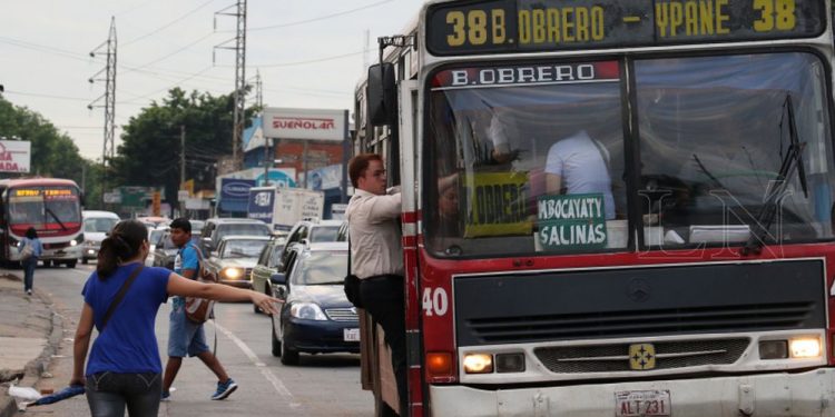 Gobierno decretó baja del precio del pasaje y del subsidio a transportistas