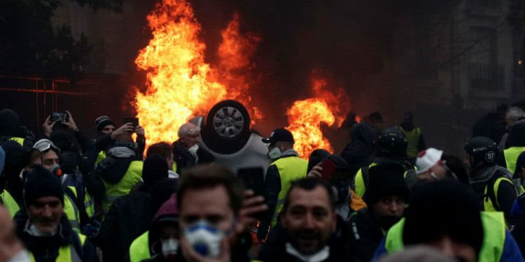 Disturbios y gases lacrimógenos en París durante protesta de “chalecos amarillos”