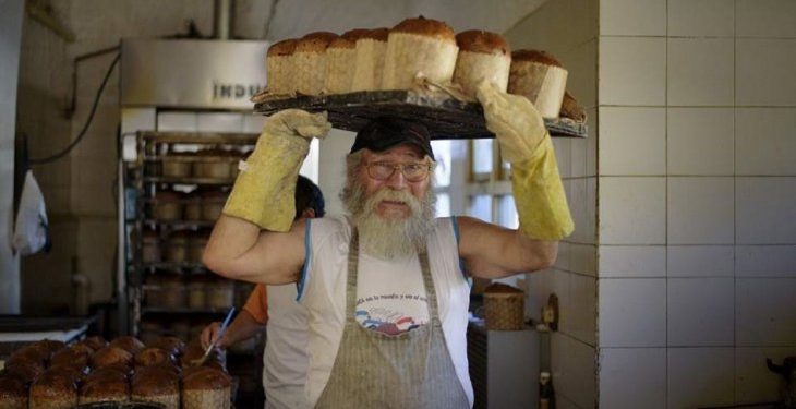 Paraguayo dona panes dulces a familias de escasos recursos hace 23 años