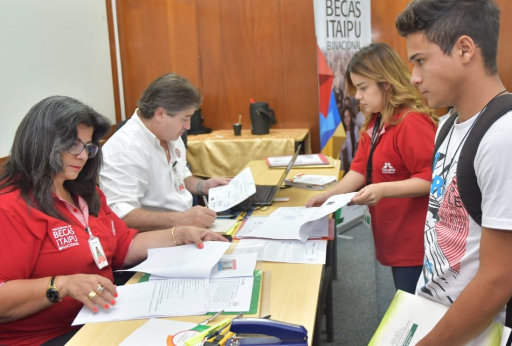 Postulantes a las Becas ITAIPU podrán realizar su inscripción electrónica hasta el 21 de enero Postulantes a las Becas ITAIPU podrán realizar su inscripción electrónica hasta el 21 de enero