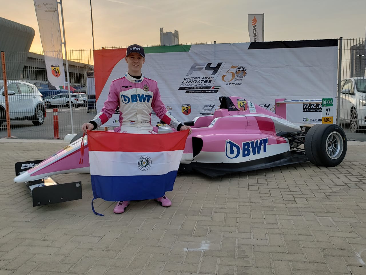 Joven paraguayo participa en competencia de Fórmula 4 en Dubái