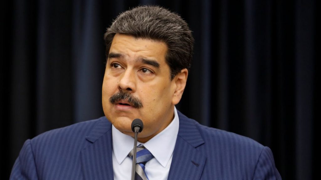 Aislado, Maduro inicia nuevo gobierno en una Venezuela colapsada