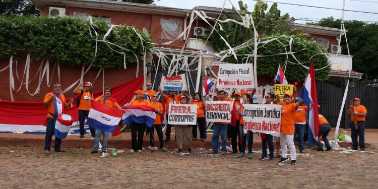 Se cumplen seis días de movilizaciones para exigir la renuncia de Bacchetta