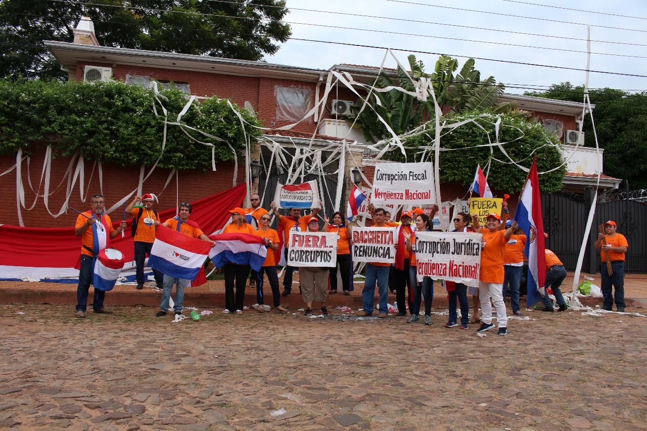 Se cumplen seis días de movilizaciones para exigir la renuncia de Bacchetta