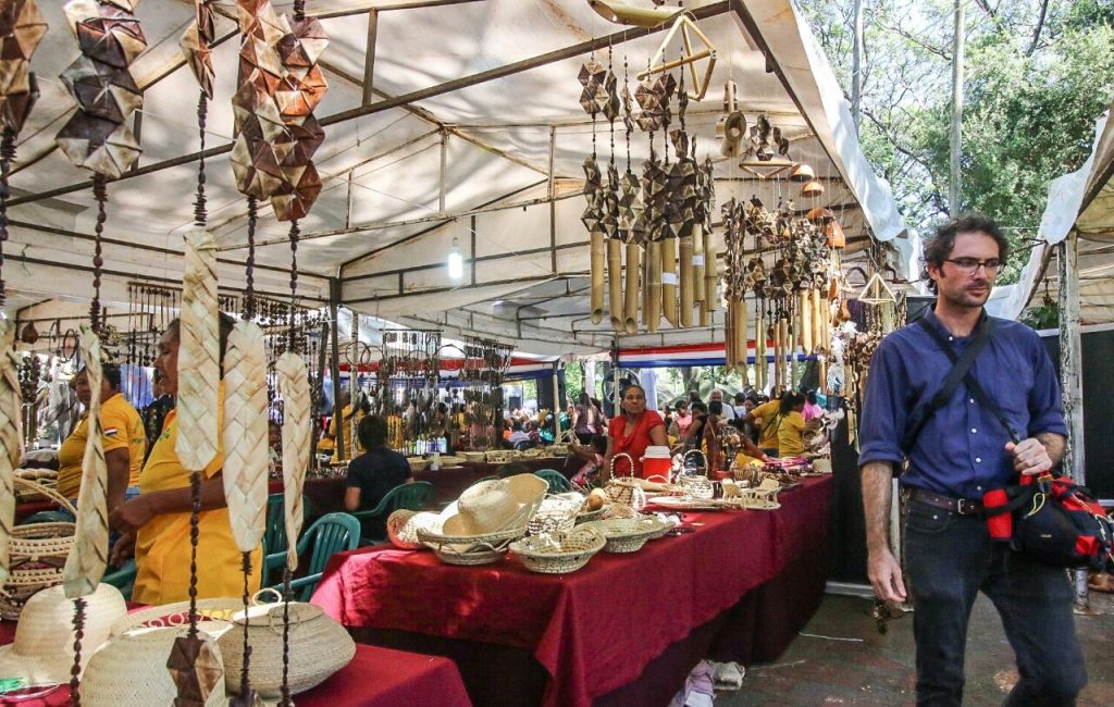 Urge creación de centros para capacitación y comercio de artesanía indígena chaqueña