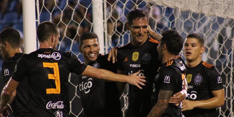 Un invicto Olimpia supera a Libertad 2-3 y escala a la cima de la tabla