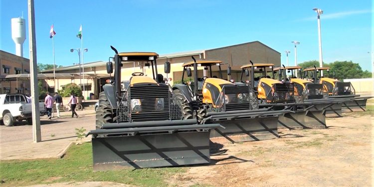 Gobernación de Boquerón adquirió nueve tractores Gobernación de Boquerón adquirió nueve tractores