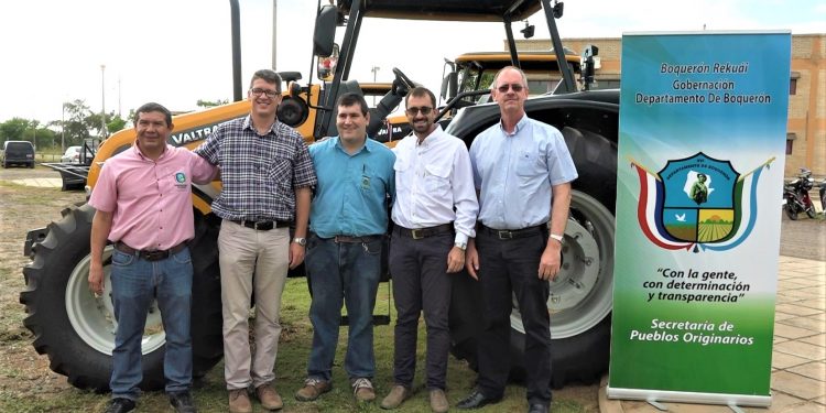 Gobernación de Boquerón dona tractor para una escuela agrícola
