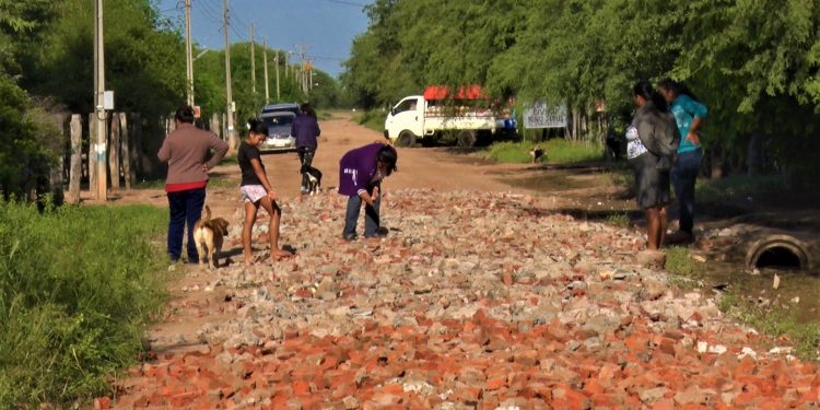 Vecinos de Cruce Pioneros reparan calles a base de hamburgueseada Vecinos de Cruce Pioneros reparan calles a base de hamburgueseada