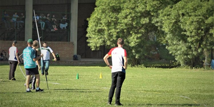 Colegio de Loma Plata: Motivan a la práctica de atletismo premiando con asado Colegio de Loma Plata: Motivan a la práctica de atletismo premiando con asado