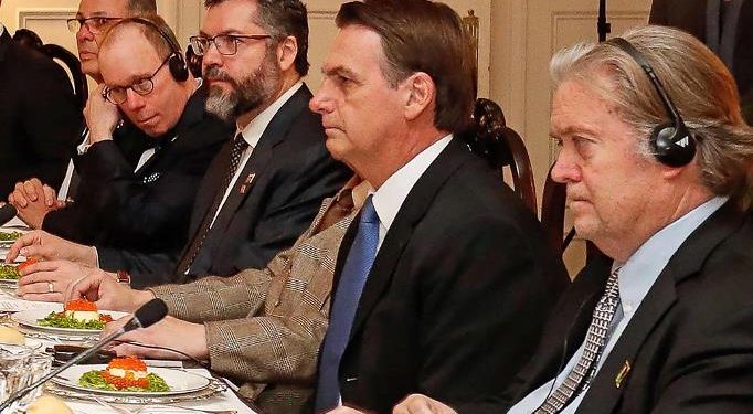 Bolsonaro inauguró su gira por EE.UU. con guiños a Trump