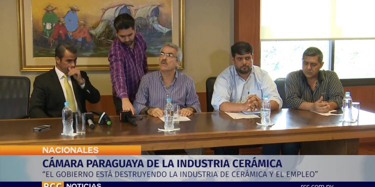Ceramistas paraguayos denuncian al Gobierno por uso de materiales importados