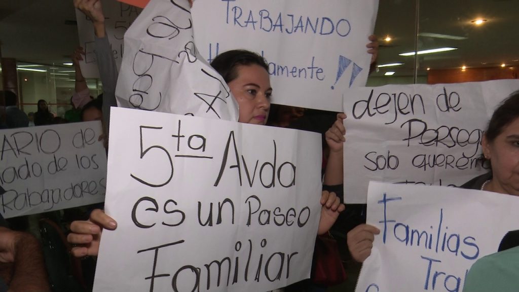 Varios grupos se manifestaron hoy en la Junta Municipal de Asunción