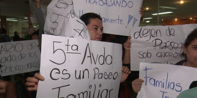 Varios grupos se manifestaron hoy en la Junta Municipal de Asunción