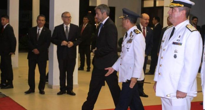 Mario Abdo Benítez viajó a Argentina para conferencia de la ONU