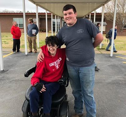 Ahorró dinero por 2 años para comprar una silla de ruedas a su amigo