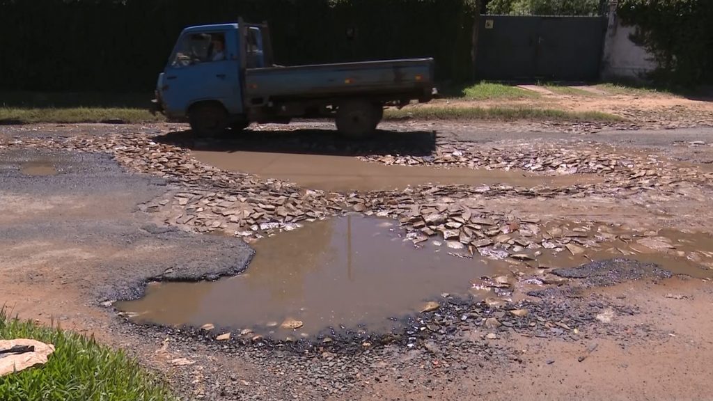 Sin alcantarallido es difícil solución a baches en Mariano Roque Alonso Sin alcantarallido es difícil solución a baches en Mariano Roque Alonso
