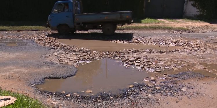 Sin alcantarallido es difícil solución a baches en Mariano Roque Alonso Sin alcantarallido es difícil solución a baches en Mariano Roque Alonso