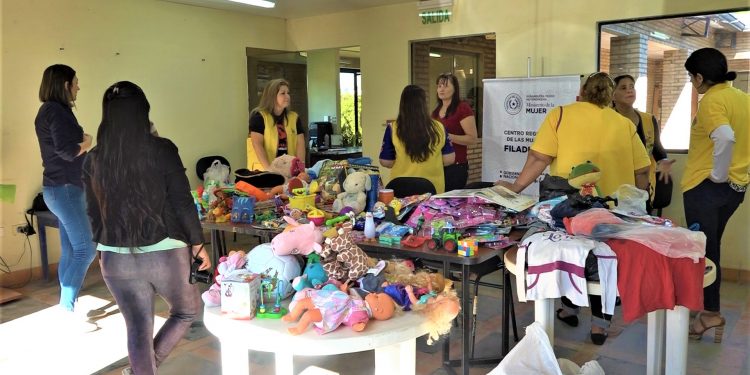 Mujeres voluntarias donaron juguetes, ropas y abrigos a la Codeni de Filadelfia